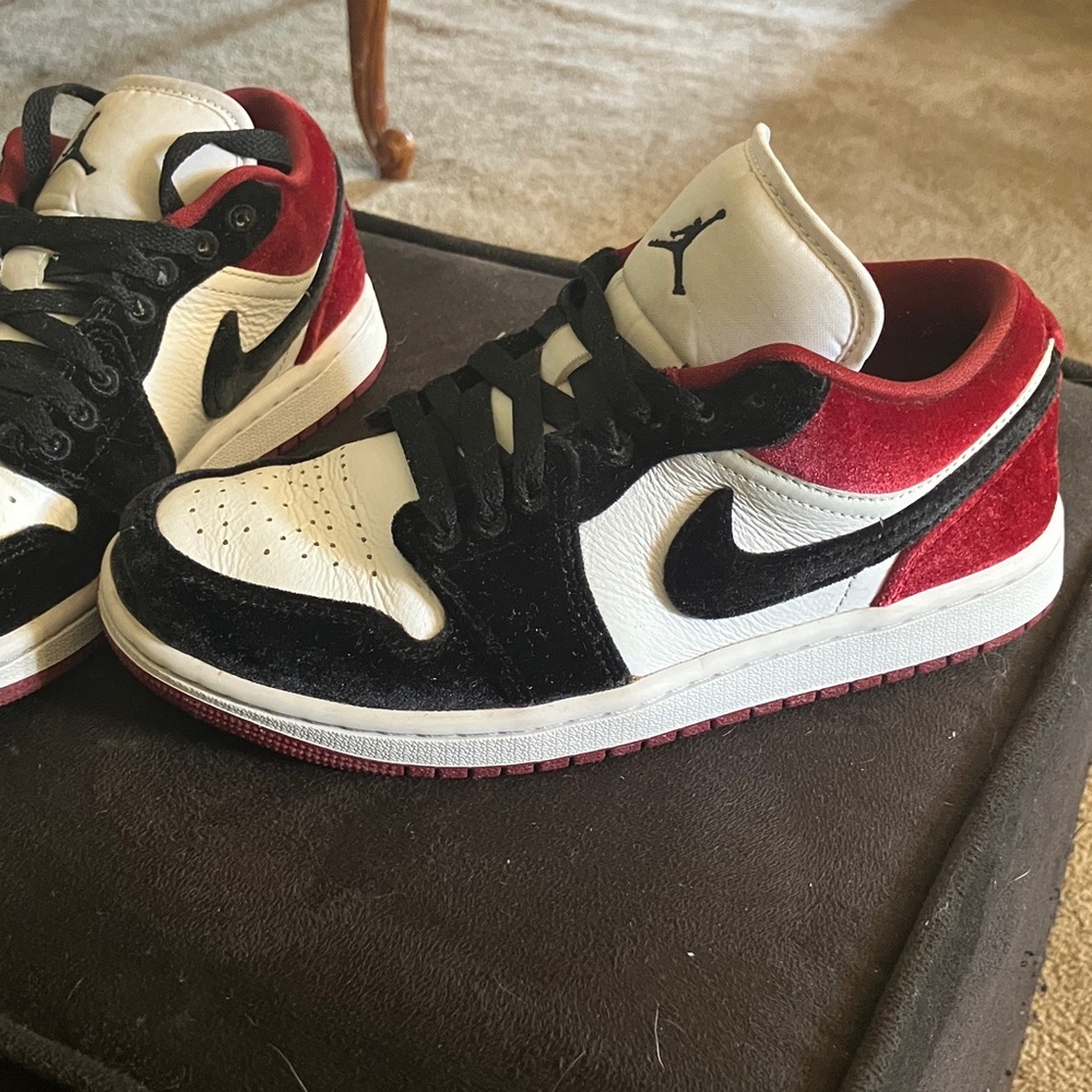 Air Jordan 1 Women’s Low SE “Velvet Black Toe” - Picture 5 of 12